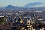 52 Da San Vigilio Citta Alta, Bassa e pianura con nube scura da incendio di autocisterna con 6 morti...